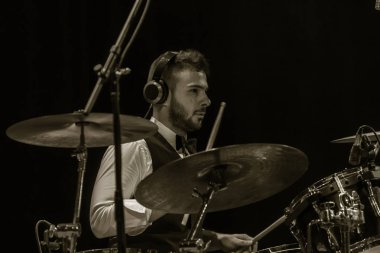 Odessa, Ukrayna - 4 Kasım 2018: Müzik grubu, yaratıcı ışık sırasında ve müzikal sahnede Celentano göstermek için takım haraç caz grupları göster. Partinin kulüp neşeli parlak gösteri