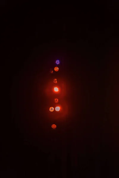 ไฟเวท โปรเจคเตอร หลายต วในท แสงไฟหลายส จากสปอร ตไลท เวท บนเวท ในคว — ภาพถ่ายสต็อก