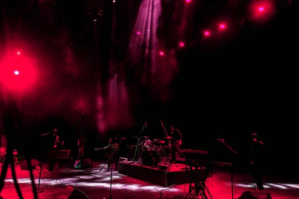 Luzes Palco Vários Projetores Escuro Feixes Luz Multicoloridos Dos Holofotes — Fotografia de Stock