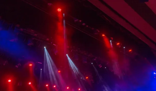Sahne Işıkları Karanlıkta Birkaç Projektör Var Gösteri Sırasında Sahnenin Sahne — Stok fotoğraf