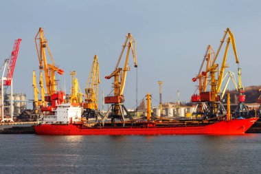 Bir büyük büyük kargo gemisi Odessa Limanı, en büyük Ukraynalı liman ve bir büyük yük ve yolcu taşıma hub Ukrayna'nın bir konteyner terminali liman girer