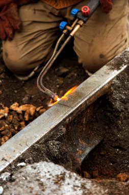 Demir tramvay hattı tamiri. Demiryolu rayları tramvaylar için montajı. Taş döşeme döşeme, yol kaldırım Caddesi üzerinde tabaka. Onarım ve tramvay hattı ile kentsel otoyol inşası