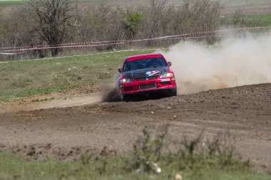 ODESSA, UKRAINE - 30 Nisan 2017: Geleneksel ralli Autocross Şampiyonası. Yarış arabası tehlikeli. Dik bir yarış pistine giriyor, etrafa saçılıyor, toz püskürtüyor. Aşırı ralli otomobili