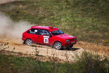 ODESSA, UKRAINE - 30 Nisan 2017: Geleneksel ralli Autocross Şampiyonası. Yarış arabası tehlikeli. Dik bir yarış pistine giriyor, etrafa saçılıyor, toz püskürtüyor. Aşırı ralli otomobili