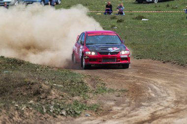 ODESSA, UKRAINE - 30 Nisan 2017: Geleneksel ralli Autocross Şampiyonası. Yarış arabası tehlikeli. Dik bir yarış pistine giriyor, etrafa saçılıyor, toz püskürtüyor. Aşırı ralli otomobili