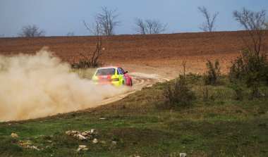 ODESSA, UKRAINE - 30 Nisan 2017: Geleneksel ralli Autocross Şampiyonası. Yarış arabası tehlikeli. Dik bir yarış pistine giriyor, etrafa saçılıyor, toz püskürtüyor. Aşırı ralli otomobili