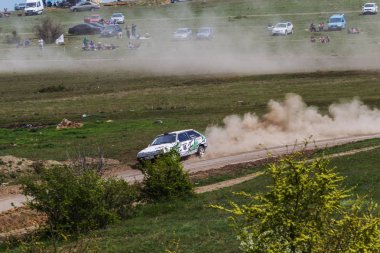 ODESSA, UKRAINE - 30 Nisan 2017: Geleneksel ralli Autocross Şampiyonası. Yarış arabası tehlikeli. Dik bir yarış pistine giriyor, etrafa saçılıyor, toz püskürtüyor. Aşırı ralli otomobili