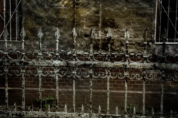 Παλιά Σφυρήλατο Σίδερο Φράχτη Cast Απότομη Δόρατα Και Ραγισμένα Χρώμα — Φωτογραφία Αρχείου