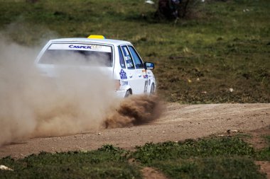 ODESSA, UKRAINE - 30 Nisan 2017: Geleneksel ralli Autocross Şampiyonası. Yarış arabası tehlikeli. Dik bir yarış pistine giriyor, etrafa saçılıyor, toz püskürtüyor. Aşırı ralli otomobili