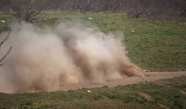 ODESSA, UKRAINE - 30 Nisan 2017: Geleneksel ralli Autocross Şampiyonası. Yarış arabası tehlikeli. Dik bir yarış pistine giriyor, etrafa saçılıyor, toz püskürtüyor. Aşırı ralli otomobili