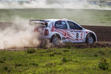 ODESSA, UKRAINE - 30 Nisan 2017: Geleneksel ralli Autocross Şampiyonası. Yarış arabası tehlikeli. Dik bir yarış pistine giriyor, etrafa saçılıyor, toz püskürtüyor. Aşırı ralli otomobili