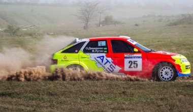 ODESSA, UKRAINE - 30 Nisan 2017: Geleneksel ralli Autocross Şampiyonası. Yarış arabası tehlikeli. Dik bir yarış pistine giriyor, etrafa saçılıyor, toz püskürtüyor. Aşırı ralli otomobili