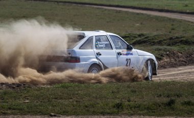 ODESSA, UKRAINE - 30 Nisan 2017: Geleneksel ralli Autocross Şampiyonası. Yarış arabası tehlikeli. Dik bir yarış pistine giriyor, etrafa saçılıyor, toz püskürtüyor. Aşırı ralli otomobili