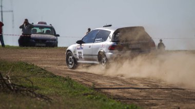 ODESSA, UKRAINE - 30 Nisan 2017: Geleneksel ralli Autocross Şampiyonası. Yarış arabası tehlikeli. Dik bir yarış pistine giriyor, etrafa saçılıyor, toz püskürtüyor. Aşırı ralli otomobili