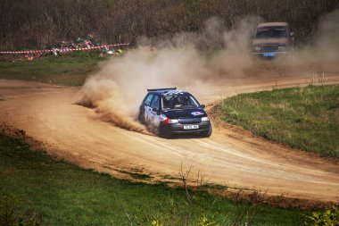 ODESSA, UKRAINE - 30 Nisan 2017: Geleneksel ralli Autocross Şampiyonası. Yarış arabası tehlikeli. Dik bir yarış pistine giriyor, etrafa saçılıyor, toz püskürtüyor. Aşırı ralli otomobili