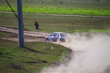 ODESSA, UKRAINE - 30 Nisan 2017: Geleneksel ralli Autocross Şampiyonası. Yarış arabası tehlikeli. Dik bir yarış pistine giriyor, etrafa saçılıyor, toz püskürtüyor. Aşırı ralli otomobili