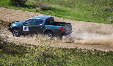 ODESSA, UKRAINE - 30 Nisan 2017: Geleneksel ralli Autocross Şampiyonası. Yarış arabası tehlikeli. Dik bir yarış pistine giriyor, etrafa saçılıyor, toz püskürtüyor. Aşırı ralli otomobili