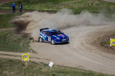 ODESSA, UKRAINE - 30 Nisan 2017: Geleneksel ralli Autocross Şampiyonası. Yarış arabası tehlikeli. Dik bir yarış pistine giriyor, etrafa saçılıyor, toz püskürtüyor. Aşırı ralli otomobili