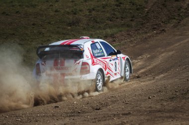 ODESSA, UKRAINE - 30 Nisan 2017: Geleneksel ralli Autocross Şampiyonası. Yarış arabası tehlikeli. Dik bir yarış pistine giriyor, etrafa saçılıyor, toz püskürtüyor. Aşırı ralli otomobili