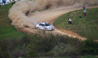 ODESSA, UKRAINE - 30 Nisan 2017: Geleneksel ralli Autocross Şampiyonası. Yarış arabası tehlikeli. Dik bir yarış pistine giriyor, etrafa saçılıyor, toz püskürtüyor. Aşırı ralli otomobili