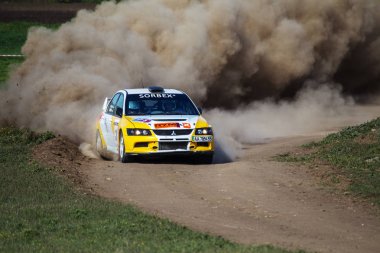 ODESSA, UKRAINE - 30 Nisan 2017: Geleneksel ralli Autocross Şampiyonası. Yarış arabası tehlikeli. Dik bir yarış pistine giriyor, etrafa saçılıyor, toz püskürtüyor. Aşırı ralli otomobili