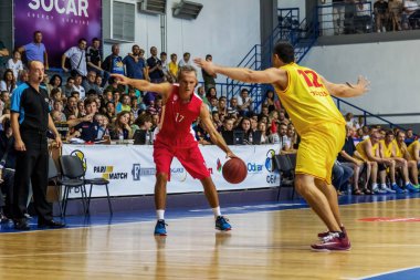 Odessa, Ukrayna-Eylül 3,2017: basketbol oyuncuları-Gaziler spor. Yunanistan (kırmızı) ve Bipa Odessa (sarı gazi Olimpiyat Club - efsanevi kulübün ünlü basketbolcular dost toplantısı)