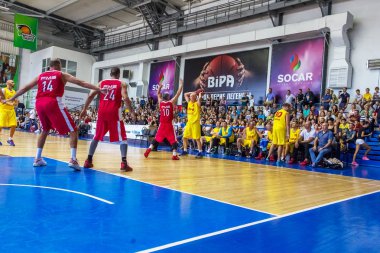 Odessa, Ukrayna-Eylül 3,2017: basketbol oyuncuları-Gaziler spor. Yunanistan (kırmızı) ve Bipa Odessa (sarı gazi Olimpiyat Club - efsanevi kulübün ünlü basketbolcular dost toplantısı)