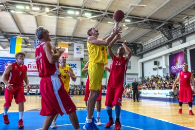 Odessa, Ukrayna-Eylül 3,2017: basketbol oyuncuları-Gaziler spor. Yunanistan (kırmızı) ve Bipa Odessa (sarı gazi Olimpiyat Club - efsanevi kulübün ünlü basketbolcular dost toplantısı)