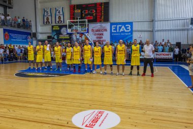 Odessa, Ukrayna-Eylül 3,2017: basketbol oyuncuları-Gaziler spor. Yunanistan (kırmızı) ve Bipa Odessa (sarı gazi Olimpiyat Club - efsanevi kulübün ünlü basketbolcular dost toplantısı)