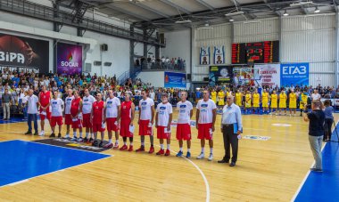 Odessa, Ukrayna-Eylül 3,2017: basketbol oyuncuları-Gaziler spor. Yunanistan (kırmızı) ve Bipa Odessa (sarı gazi Olimpiyat Club - efsanevi kulübün ünlü basketbolcular dost toplantısı)