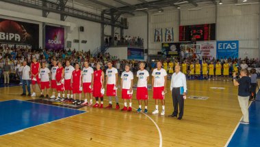 Odessa, Ukrayna-Eylül 3,2017: basketbol oyuncuları-Gaziler spor. Yunanistan (kırmızı) ve Bipa Odessa (sarı gazi Olimpiyat Club - efsanevi kulübün ünlü basketbolcular dost toplantısı)