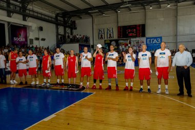 Odessa, Ukrayna-Eylül 3,2017: basketbol oyuncuları-Gaziler spor. Yunanistan (kırmızı) ve Bipa Odessa (sarı gazi Olimpiyat Club - efsanevi kulübün ünlü basketbolcular dost toplantısı)