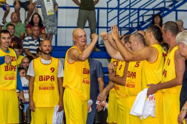 Odessa, Ukrayna-Eylül 3,2017: basketbol oyuncuları-Gaziler spor. Yunanistan (kırmızı) ve Bipa Odessa (sarı gazi Olimpiyat Club - efsanevi kulübün ünlü basketbolcular dost toplantısı)