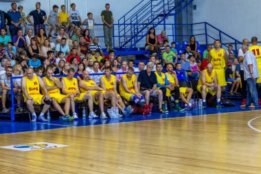 Odessa, Ukrayna-Eylül 3,2017: basketbol oyuncuları-Gaziler spor. Yunanistan (kırmızı) ve Bipa Odessa (sarı gazi Olimpiyat Club - efsanevi kulübün ünlü basketbolcular dost toplantısı)