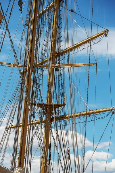 伝統的なヨットのマストのクローズ アップ 大型木造船のマスト マストとオレンジ青空帆船の索具と美しい旅行写真 観光広告の背景 — ストック写真
