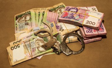 Birçok Ukraynalı para hryvnia. Kelepçe para. Ukrayna yolsuzluk. Yolsuzlukla mücadele. Yolsuzluk hükümet ve ülke işinde fiziksel kanıt