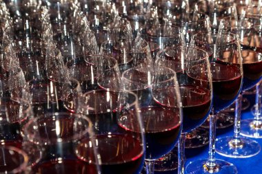 Cam kadehlerde şarap ile parlak arka plan. Olağandışı parlak arka plan dekorasyon bir restoran için şarap dizeleri. Seçici değil derin odak, bulanıklık