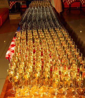 Cam kadehlerde şarap ile parlak arka plan. Olağandışı parlak arka plan dekorasyon bir restoran için şarap dizeleri. Seçici değil derin odak, bulanıklık