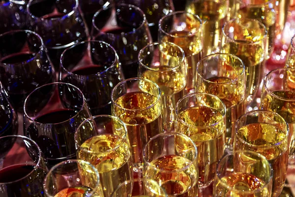 Heller Abstrakter Hintergrund Von Glasbechern Mit Wein Ungewöhnliche Helle Abstrakte — Stockfoto