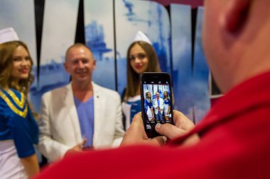 Odessa, Ukrayna Cirka, 2017: Tatil partisi Konuklar için açık büfe. Mutlu insanlar, gazeteciler ve ekstralar selfie yapmak ve marka duvar arka planı birbirlerinin fotoğraf çekmek