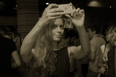 Odessa, Ukrayna Cirka, 2017: Tatil partisi Konuklar için açık büfe. Mutlu insanlar, gazeteciler ve ekstralar selfie yapmak ve marka duvar arka planı birbirlerinin fotoğraf çekmek