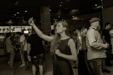 Odessa, Ukrayna Cirka, 2017: Tatil partisi Konuklar için açık büfe. Mutlu insanlar, gazeteciler ve ekstralar selfie yapmak ve marka duvar arka planı birbirlerinin fotoğraf çekmek