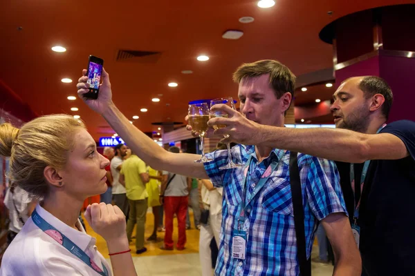 Odessa, Ukrayna Cirka, 2017: Tatil partisi Konuklar için açık büfe. Mutlu insanlar, gazeteciler ve ekstralar selfie yapmak ve marka duvar arka planı birbirlerinin fotoğraf çekmek