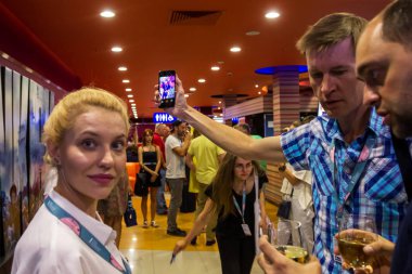 Odessa, Ukrayna Cirka, 2017: Tatil partisi Konuklar için açık büfe. Mutlu insanlar, gazeteciler ve ekstralar selfie yapmak ve marka duvar arka planı birbirlerinin fotoğraf çekmek