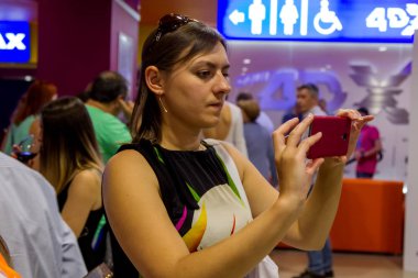 Odessa, Ukrayna Cirka, 2017: Tatil partisi Konuklar için açık büfe. Mutlu insanlar, gazeteciler ve ekstralar selfie yapmak ve marka duvar arka planı birbirlerinin fotoğraf çekmek