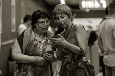 Odessa, Ukrayna Cirka, 2017: Tatil partisi Konuklar için açık büfe. Mutlu insanlar, gazeteciler ve ekstralar selfie yapmak ve marka duvar arka planı birbirlerinin fotoğraf çekmek