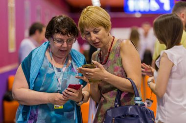 Odessa, Ukrayna Cirka, 2017: Tatil partisi Konuklar için açık büfe. Mutlu insanlar, gazeteciler ve ekstralar selfie yapmak ve marka duvar arka planı birbirlerinin fotoğraf çekmek