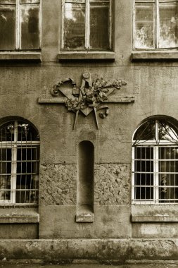 Dramatik bir arka plan - Masonik üçgen ve pusula, eski mimari yapı dekorasyon closeup grunge Masonluk amblemi. Eski bir evin duvarına Mason işareti. Odessa, Ukrayna
