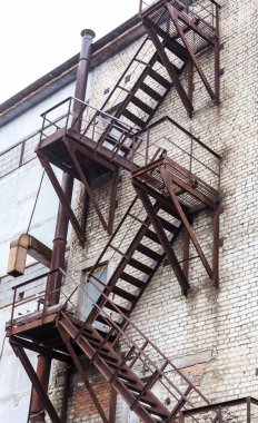 Bir terk edilmiş eski Sovyet endüstriyel laboratuar tamamen paslı demir merdiven. Eski paslı demir yangın merdiveni beri SSCB bir eski terk edilmiş Fabrikası'nda