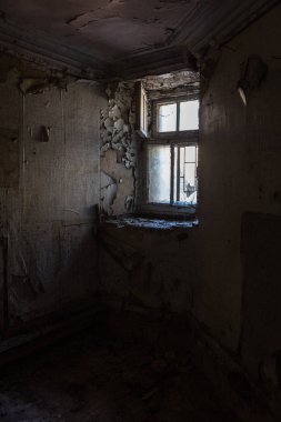 Eski, terk edilmiş ve mistik bir evde Windows'da kırık cam. Kırık pencere cam bir korku resim. Kasvetli iç, trajedi, korku, Cadılar Bayramı tasarımı için depresif arka plan